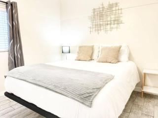 Modern Stay Near Downtown & Naval Base - 2