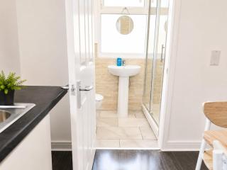 Stoneway Nest - Stunning Studio Oasis, Parking, Netflix, WiFi - 2