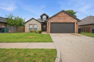 Family Friendly 3BR, Loft Office Near OKC - 5