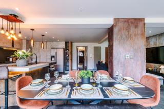 5 Double Bedrooms - Sleeps 10- Luxury Park Escape - 7 Seater Hot Tub W Park Views - Canal Access- Huge Driveway - 4 Vehicles or 2 LWBs - Minutes to JLR BHX Airport HS2 Mell Square - Regular Work Stays and Long Stays are welcome! By Samina Arz Stays - 9