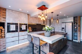 5 Double Bedrooms - Sleeps 10- Luxury Park Escape - 7 Seater Hot Tub W Park Views - Canal Access- Huge Driveway - 4 Vehicles or 2 LWBs - Minutes to JLR BHX Airport HS2 Mell Square - Regular Work Stays and Long Stays are welcome! By Samina Arz Stays - 6