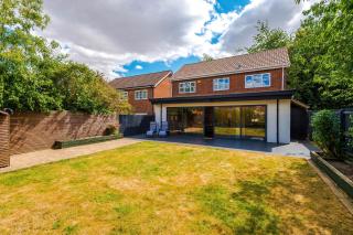 5 Double Bedrooms - Sleeps 10- Luxury Park Escape - 7 Seater Hot Tub W Park Views - Canal Access- Huge Driveway - 4 Vehicles or 2 LWBs - Minutes to JLR BHX Airport HS2 Mell Square - Regular Work Stays and Long Stays are welcome! By Samina Arz Stays - 5