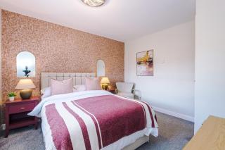 5 Double Bedrooms - Sleeps 10- Luxury Park Escape - 7 Seater Hot Tub W Park Views - Canal Access- Huge Driveway - 4 Vehicles or 2 LWBs - Minutes to JLR BHX Airport HS2 Mell Square - Regular Work Stays and Long Stays are welcome! By Samina Arz Stays - 1