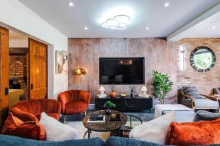 5 Double Bedrooms - Sleeps 10- Luxury Park Escape - 7 Seater Hot Tub W Park Views - Canal Access- Huge Driveway - 4 Vehicles or 2 LWBs - Minutes to JLR BHX Airport HS2 Mell Square - Regular Work Stays and Long Stays are welcome! By Samina Arz Stays - 2