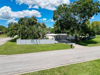 Modern 3BR Retreat with Pool & Fire Pit - 1