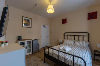 Trinity - Double Room 20 mins walk to centre, TV, kitchenette, shared bathroom - 3