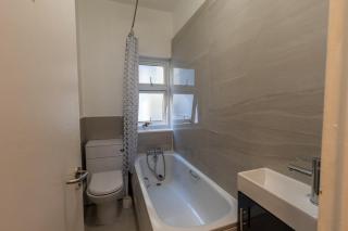 Trinity - Double Room 20 mins walk to centre, TV, kitchenette, shared bathroom - 2