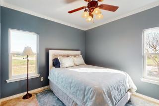 Prime Stargazing! Serene Texas Countryside Retreat - 4
