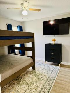 Stylish Home - Sleeps 8 - Near Disney and Universal - 8