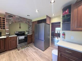 Cozy Lakeside Cottage - 5