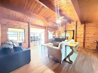 Cozy Lakeside Cottage - 7