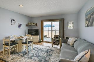 Unwind Poolside, Walk to Sand! Montauk Getaway - 2