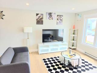 Bright Family Home – 5 min to Moncton Airport. - 9