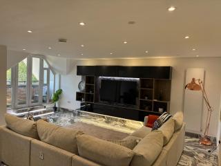Modern and Stylish Penthouse Apartment next to Maidenhead Golf Course - 7