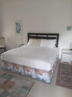 Comfy Guest Rooms - 9