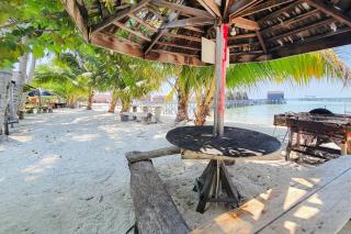RedDoorz at Derawan Beach Cottage - 5