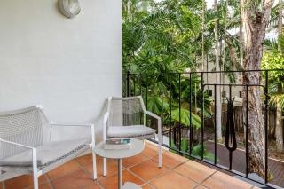 42 Reef Club Apt - Pool View, Walk to Town & Beach - 4