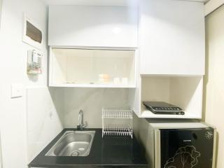 Homey 1BR without Living Room at Amartha View Apartment By Travelio - 7
