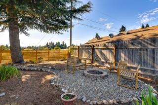 6 Mi to Downtown Vancouver: Peaceful Unit w/ Deck - 8