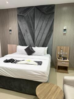 Triple H Hotel and Suites - 1