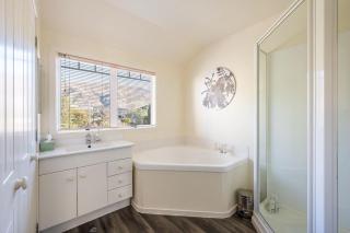 Central Wanaka 3BR Apartment – Walk to Lake & Town - 8