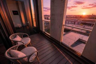 Chic Westown 3BR with Balcony - 5 min to Public Market - 6