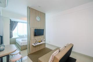 Fully Furnished with Comfy Design Studio Grand Kamala Lagoon Apartment By Travelio - 4
