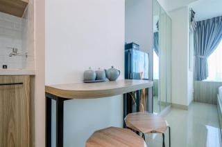 Fully Furnished with Comfy Design Studio Grand Kamala Lagoon Apartment By Travelio - 1