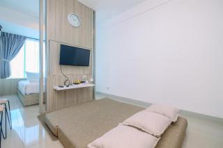 Fully Furnished with Comfy Design Studio Grand Kamala Lagoon Apartment By Travelio - 3