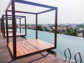Fully Furnished with Comfy Design Studio Grand Kamala Lagoon Apartment By Travelio - 9