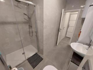 Classic One Bedroom Apartment with Terrace - 3