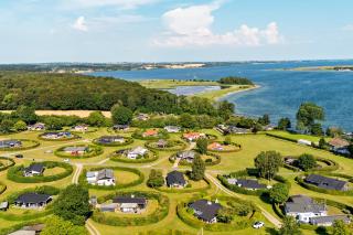 Lovely Secluded Holiday Home Near Beach - 0