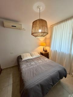 Moderno departamento con balcón y parrilla - 9