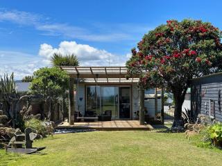 Kahu's Nest - Absolute Beachfront Retreat - 2