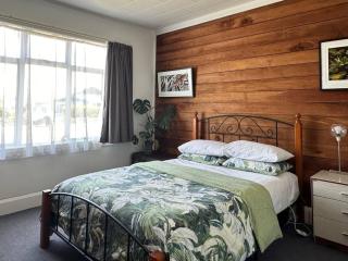 Kahu's Nest - Absolute Beachfront Retreat - 1