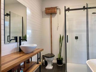 Kahu's Nest - Absolute Beachfront Retreat - 6