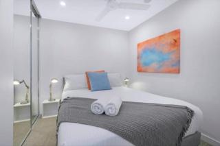 Bright CBD 2 bedroom resort-style escape - 8