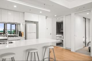 Bright CBD 2 bedroom resort-style escape - 5