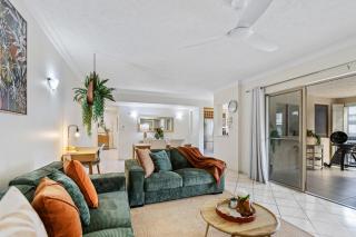 Lakeside Luxe Retreat - Pool View BBQ Spa Bath - Cairns North - 3