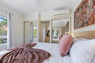 Lakeside Luxe Retreat - Pool View BBQ Spa Bath - Cairns North - 1