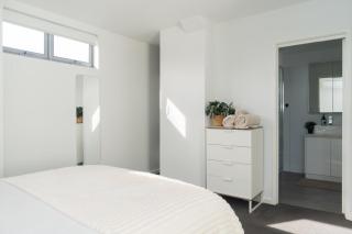 Modern Cosy Apartment Near Train Station & Beach - 6