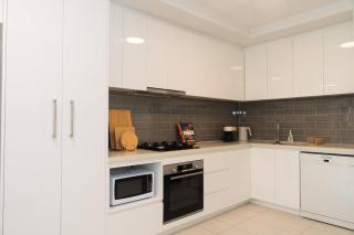 Modern Cosy Apartment Near Train Station & Beach - 2