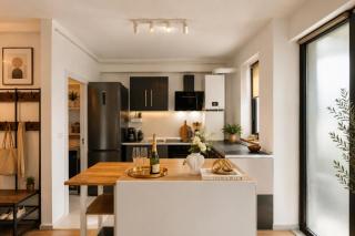 Group-Friendly Apartment with Garden & BBQ - 6