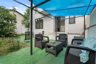 Group-Friendly Apartment with Garden & BBQ - 1