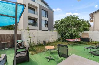 Group-Friendly Apartment with Garden & BBQ - 3