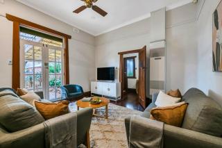 3 Bedroom Heritage Bungalow Central to City Airport Beach Train and Hospital - 9