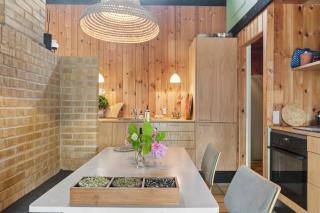 Charming 70S Retreat Near Beach And Peaceful Vibe - 2