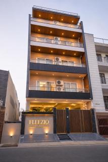 2 BHK Flat with Balcony Fleezio Stays Sec 42 Golf Course Rd - 9