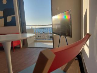 Luminous Seafront Studio - Heart of the City - 6