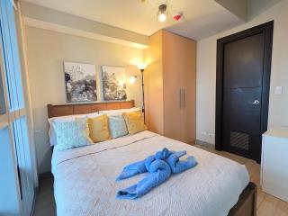 Urban Oasis at BGC Uptown Parksuites with Balcony 300mbps close to Uptown Mall Grand Hyatt Mitsukoshi and St Lukes - 0